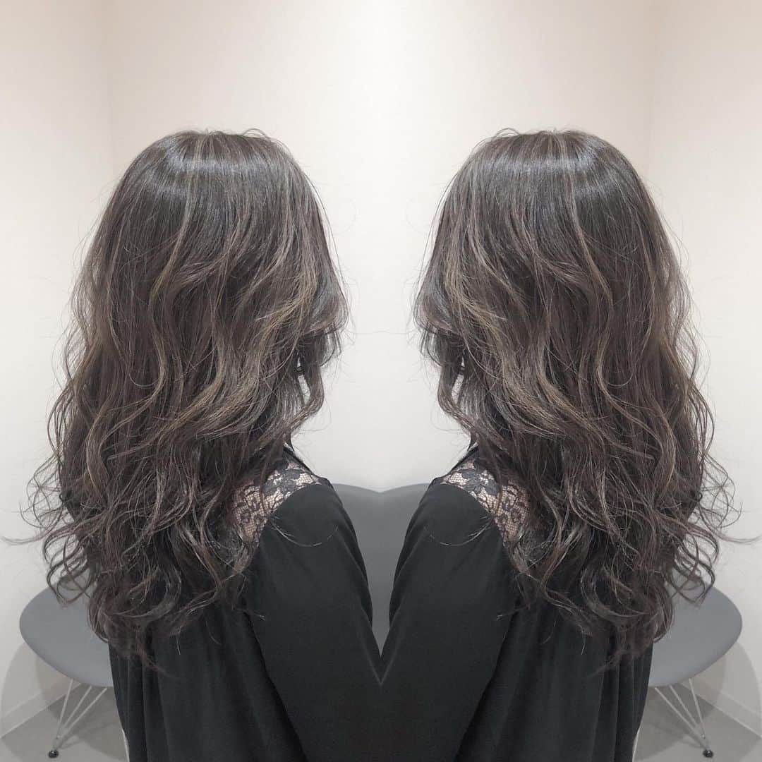 ハナフサユウスケのインスタグラム：「highlight♪ ＊ ＊ 赤味が出やすい人も 色味出しやすいよー ＊ ＊ #hairarrange#アレンジ#ヘアアレンジ#ヘアセット#美容室#美容師#姫路#岡山#赤穂#赤穂市#簡単アレンジ#ヘアアレンジ動画#セルフアレンジ#インナーカラー#バレイヤージュ#サロンモデル#サロモ#撮影#ハイライト#グラデーション#外国人風カラー#グレージュ#シルバーアッシュ#グレーアッシュ#ブリーチ#ムラシャン#ハイトーン#美容学生」