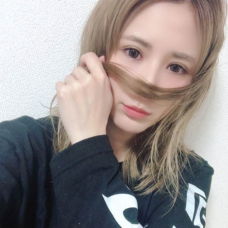 有馬綾香のインスタグラム：「誕生日だわーい🥰🎂🎉🙌 病み上がりだしのんびりしてます！ 早く気軽に出掛けられる世の中になってほしいなぁー。」