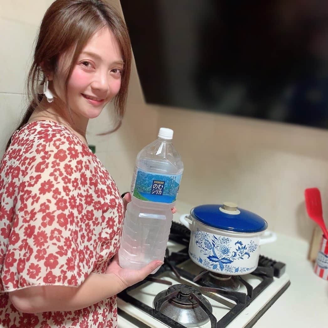のインスタグラム：「こんばんは🌜 今日もお家でテレビ観戦しながらの夜ご飯🍽 @コスメで1位のシリカ水でおうちご飯をグレードアップ🤤✨ "のむシリカ"がお料理にも良いとインスタで見て、飲むだけでなく贅沢にもさっそく取り入れてみました♪♪ 骨付き鶏をコトコト煮たスープ、まろやかでコクがあり、お友達に「何が入ってるの！？」と聞かれるほどおいしくできたもよう😋🧂 鶏・お水・お塩だけなのにね‼︎特別に何か入っているように思わせるほどにおいしかったです🥄 . 朝起きの1杯目のお水もシリカ水に🥛 まろやかでのみやすくてスーッと身体に染み込んでいく感じ😋 . お酒を割るのにもよさそうです♪♪ おうち時間が増えたので、お水のストックは安心だし欠かせなくなっています🧊 . . #のむシリカ #シリカ #飲むシリカ #シリカ水 #霧島天然水のむシリカ #霧島天然水 #ミネラルウォーター #水 #おいしい #water #おうちご飯 #おうちごはん #自炊 #自炊部 #自炊女子 #自炊生活 #キッチン #kitchen #supported @nomusilica_official  #chihoko飯」