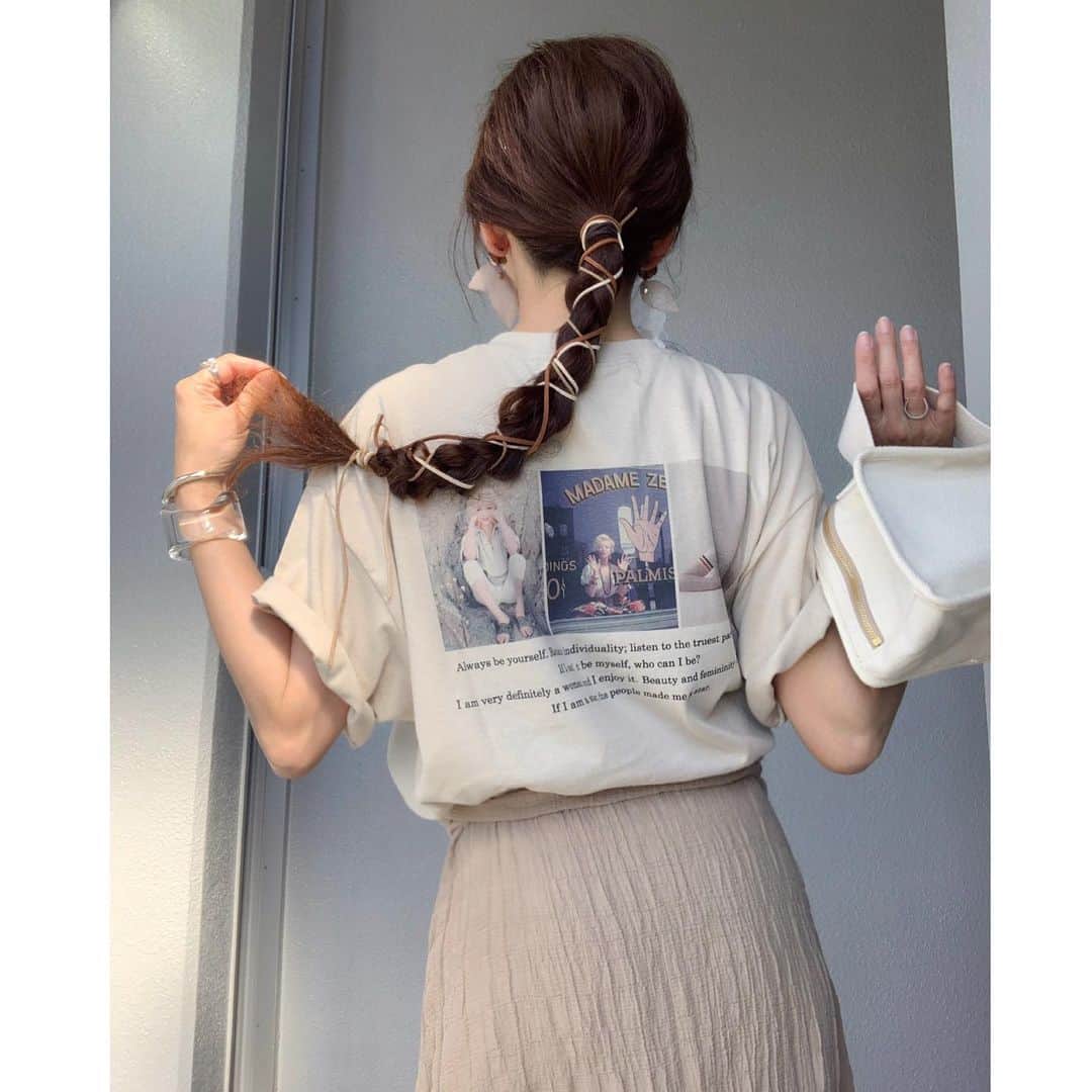 のインスタグラム：「⋆*❁*⋆*❁*⋆*❁*⋆*❁*⋆*❁* ・ ・ マリリン・モンローのフォトプリントTがめっかわ❥❥❥💃 ・ ・ @etretokyo さんのお気に入りワンピを腰巻きしてスカート風にアレンジ🤍 ・ ・ ・ ・ T➸#freaksstore  dress➸#etretokyo #mydaysmyetre  pants➸#selectmoca  sneakers➸#converse bag➸#lifestylist  pierce➸#ateliermerci ・ ・ ・ ・ #code  #coordinate #ootd #outfit #mylook #ママ #コーデ  #mineby3mootd #like4like #お洒落さんと繋がりたい #ビュースタグラマー #ponte_fashion #chao_app  #156cm #156cmコーデ #消えそうな色コーデ」