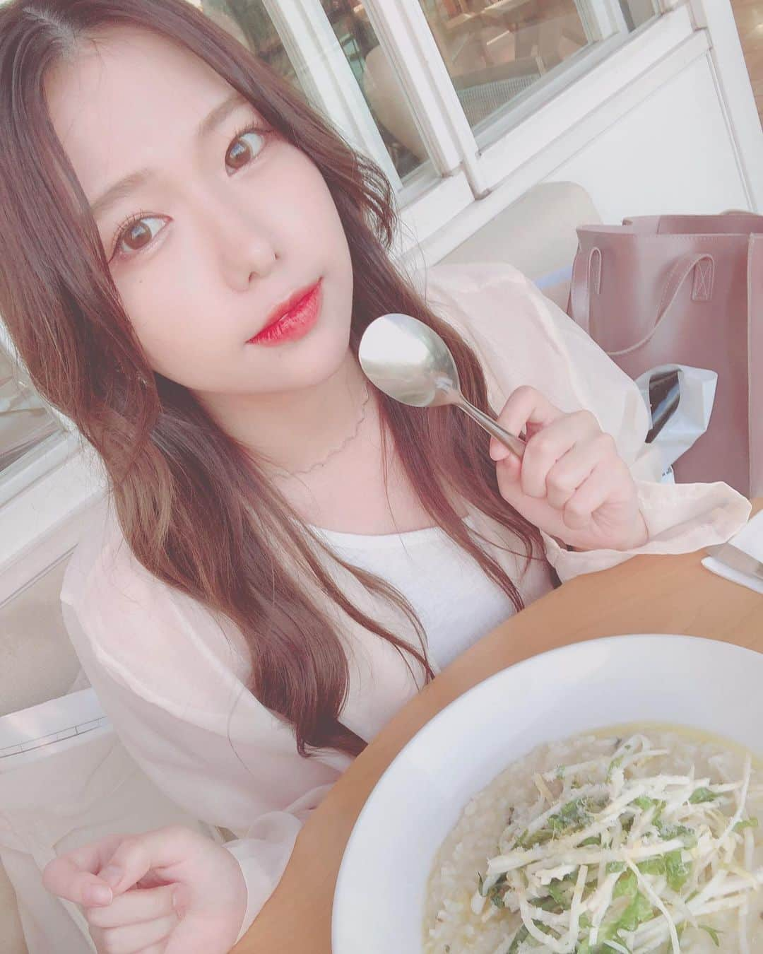 水城夢子さんのインスタグラム写真 - (水城夢子Instagram)「念願のカフェテラスで葉っぱ食べたわ　風強かった！！この後しっかり髪の毛くくってから食べました(本気  #カフェテラス #cafestagram #today #ootd #シアーシャツ #bills #自粛解除」6月23日 23時19分 - mizukiyumeko