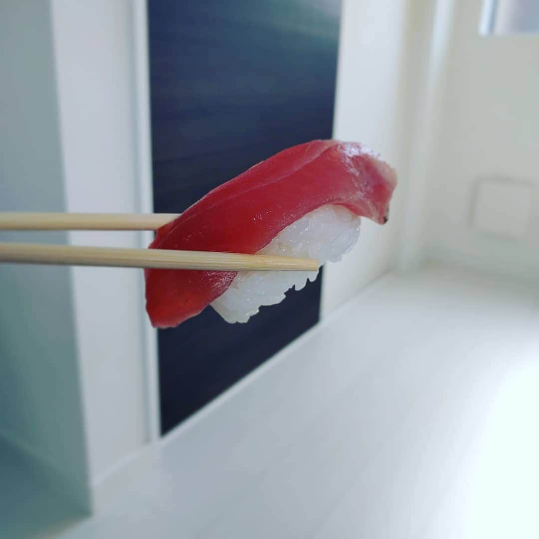 越中睦士さんのインスタグラム写真 - (越中睦士Instagram)「新居にて寿司🍣 #寿司」6月23日 14時45分 - makotokoshinaka