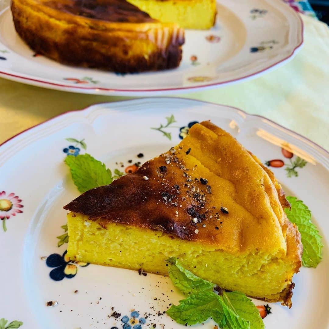一条もんこさんのインスタグラム写真 - (一条もんこInstagram)「スパイス香るベイクドバナナチーズケーキ。  ヨーグルトとレモン、カルダモン、コリアンダー、ターメリックで夏らしく。冷やして食べます。 #チーズケーキ#スパイスケーキ#スパイスベイクドチーズケーキ#バナナ#スパイス#スパイス料理#お菓子#お菓子づくり#焼き菓子#カルダモン#コリアンダー#ターメリック#簡単おやつ#おやつ#バナナ買いすぎ#24時間バナナ生活#一条もんこ」6月23日 14時39分 - monko1215