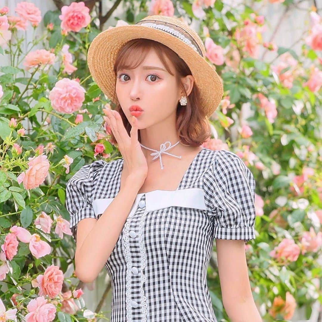 明日花キララのインスタグラム：「かわいい服着るとなにをしてても楽しい👗❤︎」
