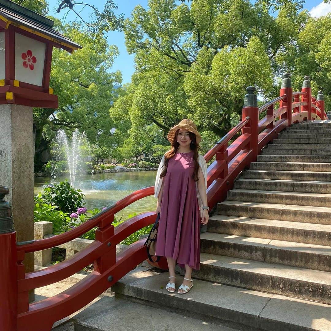 石橋あこさんのインスタグラム写真 - (石橋あこInstagram)「太宰府天満宮の花手水💐 写真撮るの下手すぎて大きさ伝わらんけど 大きな手水舎にたくさんの紫陽花がー😭 暑い中のこのこ行った甲斐があった✨ 久々に御朱印もゲットしたよ⛩ 今二冊目📖 * #太宰府天満宮#太宰府#花手水#花手水舎#手水舎の紫陽花 #紫陽花の手水舎 #紫陽花#アジサイ#福岡紫陽花」6月23日 14時47分 - acococo120