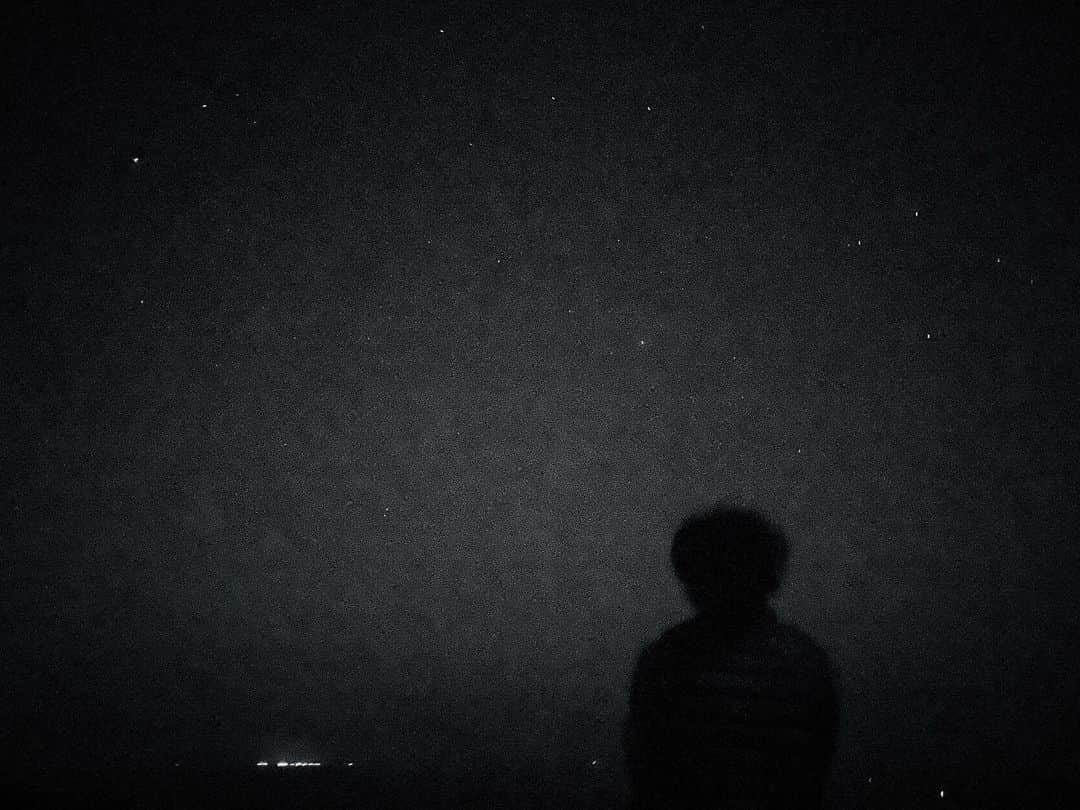 岡村咲さんのインスタグラム写真 - (岡村咲Instagram)「解き放たれたい…。リフレッシュを求めてます💔こんな綺麗な星空が見られる環境にいながら、旅行行きたいなーとか、大好きな人たちに会いたいなーとか。無い物ねだりなのはわかってるけど、何か大きな変化を求めています…。ちょっとストレス溜まってるかも😭気分悪いし、やっぱ体調悪くなると、ここから逃げ出したいってなるのかなー😭やだやだー。写真4枚目のキノコヘッドにご注目🍄 #sle #lupus #全身性エリテマトーデス」6月23日 14時49分 - sakiokamura_official
