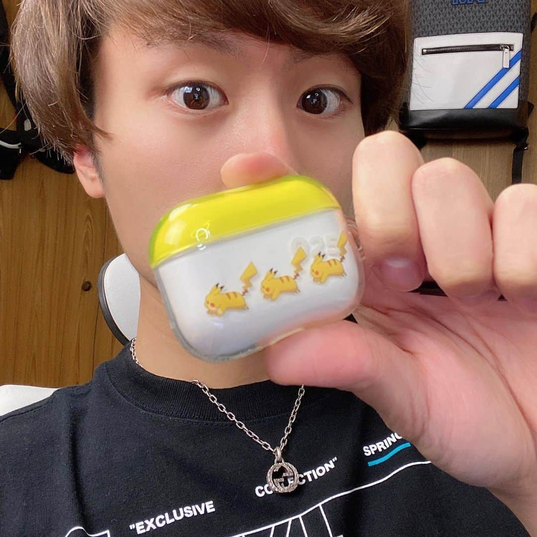 けんちゃんねるのインスタグラム：「AirPods Proのケース新調した！  #airpodspro #pokemon #pikachu #025 #pokemoncenter #エアーポッズケース #ポケモン #ピカチュウ」