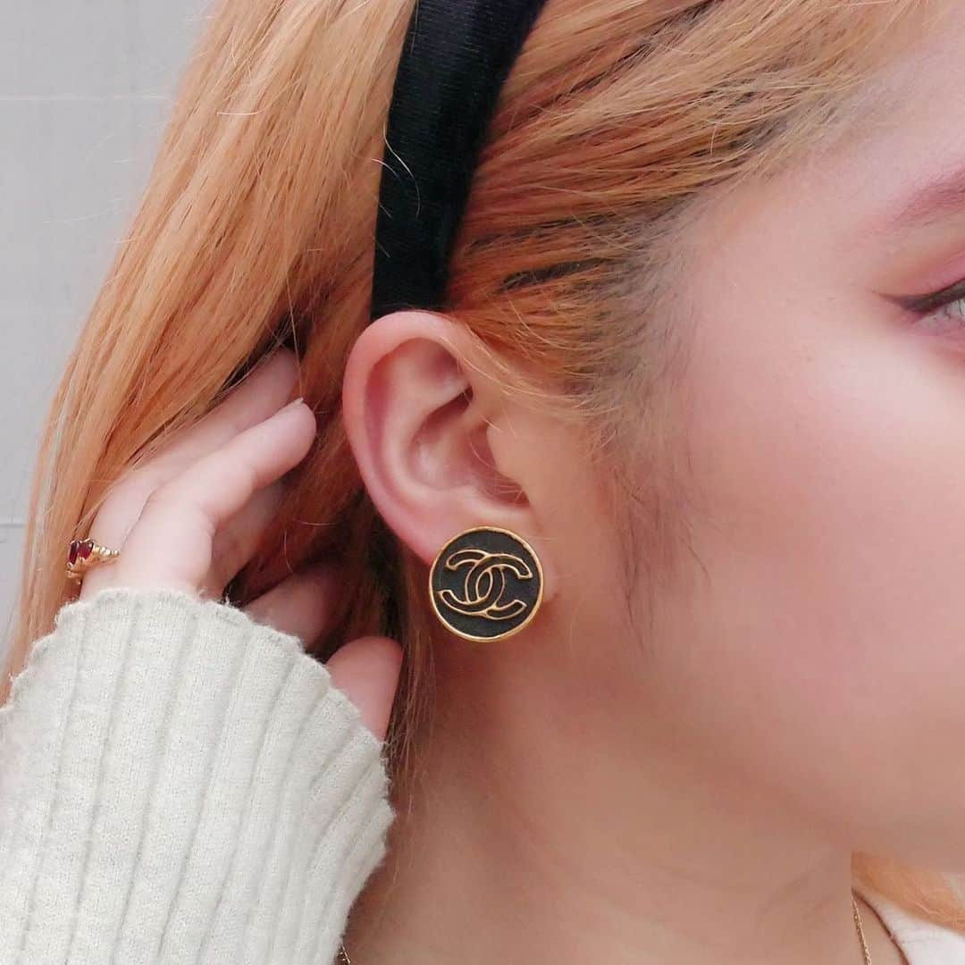 Vintage Brand Boutique AMOREさんのインスタグラム写真 - (Vintage Brand Boutique AMOREInstagram)「Vintage Chanel clip on earrings.」6月23日 14時56分 - amore_tokyo