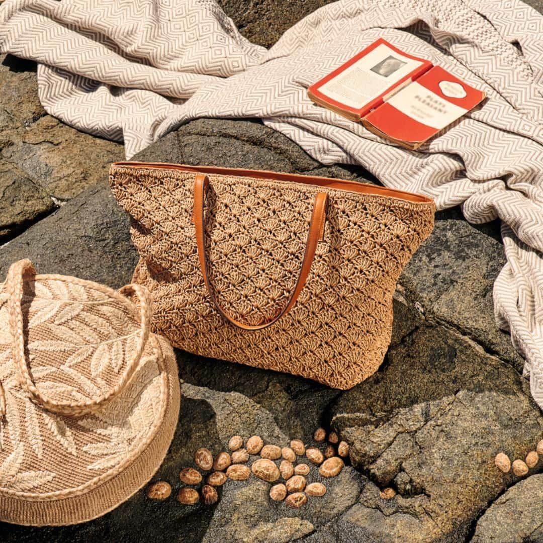 アクセサライズのインスタグラム：「Cause one bag isn't enough for all our heatwave essentials 🔥  Tap to shop or head to the link in our bio #Accessorize」