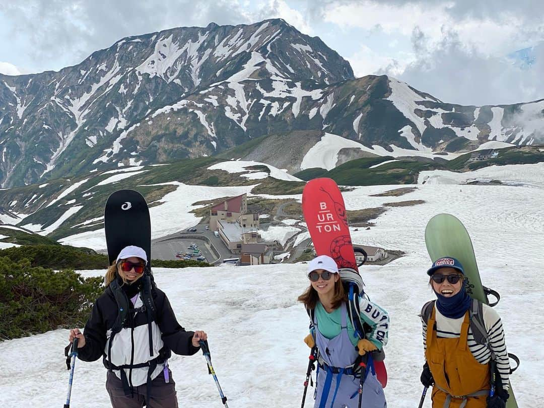 広野あさみさんのインスタグラム写真 - (広野あさみInstagram)「WE LOVE TOYAMA🗻  南半球の大会もキャンセルになり、海外遠征行けなくなって困っていたのですが 地元でこの時期でもスノーボードさせてもらえて凄くありがたいです。 ハイクアップも良きトレーニングです💪 #MtTateyama」6月23日 15時06分 - asamihirono