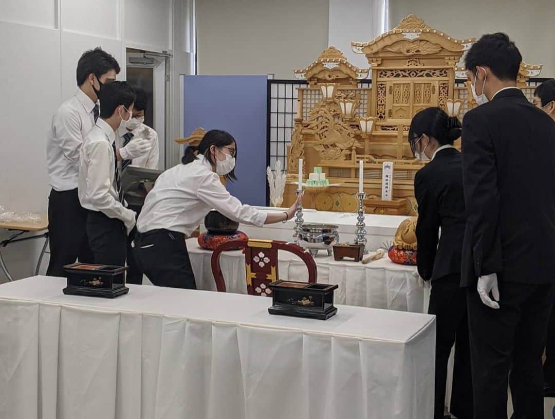 東京観光専門学校さんのインスタグラム写真 - (東京観光専門学校Instagram)「先日、葬祭ディレクター学科ではみんなで声を掛け合いながら、祭壇の実習を行なっていました🍀  実習授業では葬儀をシミュレーションしながら流れを把握していきます。  葬儀に参列したことがない方でも、まずは週末のオープンキャンパスで葬祭のお仕事について学んでみましょう‼️ ご予約はホームページより承ります💁‍♀️ #東京観光専門学校　#オープンキャンパス　#オーキャン　#葬祭ディレクター　#見送る仕事　#納棺師　#フューネラルセレモニー　#葬祭業　#葬祭業界」6月23日 15時07分 - tokan_1967