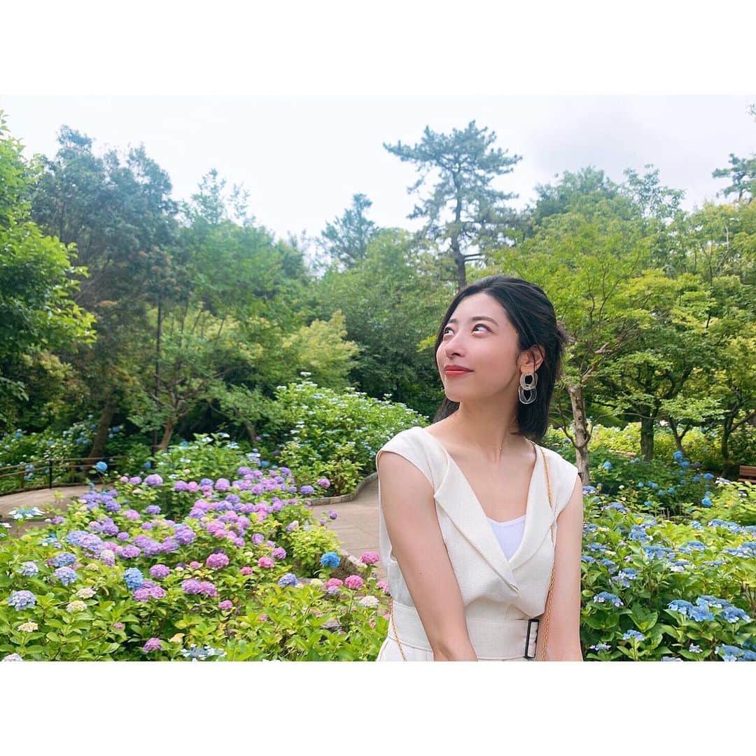 粕谷奈美のインスタグラム：「no rain,no rainbow🌈 #rainyday#hydrangea#beautiful #ootd#iena #紫陽花#梅雨」