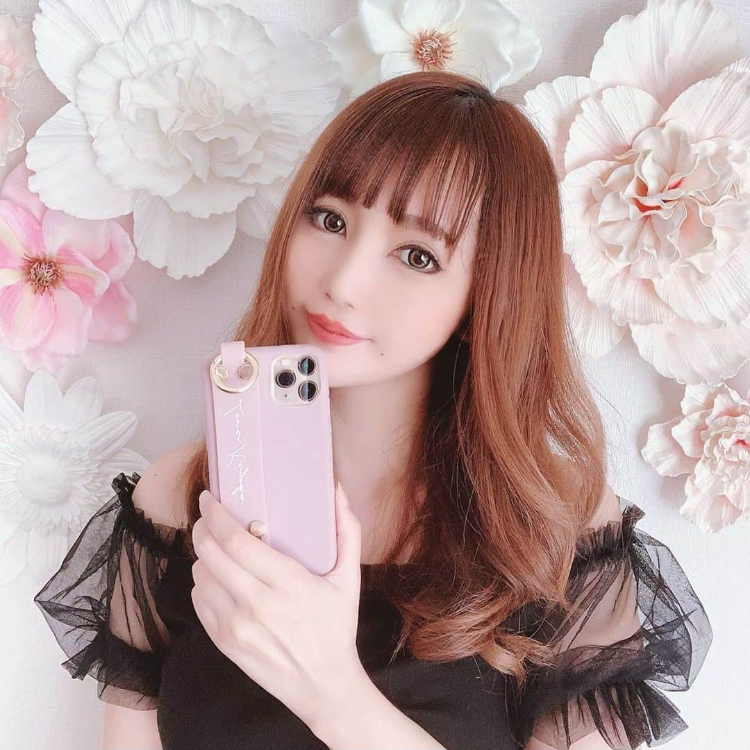 bibi_mama_のインスタグラム：「新しいiPhoneケース♥ . . 11proに変えたからケースも新しくしました。 こちらは @roseaura131 のもの🌸 好きなメッセージを入れられるので、娘の名前を入れて｢Love Kiyoka ｣にしたよ( •̤ᴗ•̤ )♡ . . 着ているトップスも @roseaura131 のもの。 パフスリーブがシースルーで可愛い♥ . . ここのお店、お洋服以外もスイムウェアとかルームウェアも可愛くてお気に入り♥ 届いたものまた詳しく載せます(¨)♥ . . #roseaura #iPhoneケース #スマホケース#シースルートップス #ピンク好きな人と繋がりたい #プチプラ#パフスリーブトップス #caseiphone #11procase  #locari#ponte_fashion#kaumo_fashion#ootd_kob#mineby3mootd #お洒落さんと繋がりたい #iphonecase #instagood #イニシャル入り #携帯アクセサリー#インスタ映え #おしゃれ女子 #おしゃれママ #ママコーデ #おしゃれなiphone #可愛いiphoneケース #トレンドiphoneケース #女子力高め #イニシャルケース#チュールトップス」