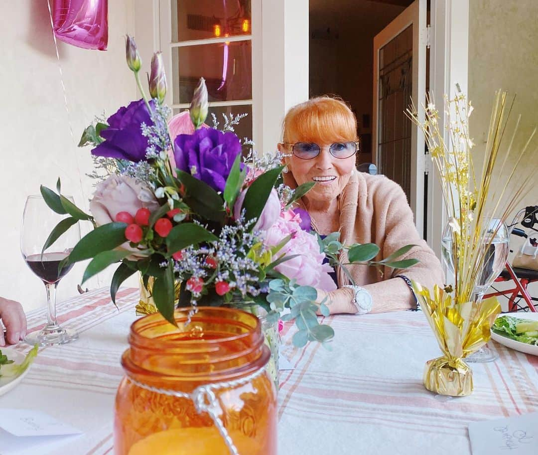 リー・トンプソンさんのインスタグラム写真 - (リー・トンプソンInstagram)「We had a wonderful birthday celebration for my mother in law Pam. She’s 90! And we are so blessed that she is as charming witty and glamorous as ever. We love you Pam and thanks for showing us how  grace perseverance and humor can keep you going strong.  #90 #blessingsonblessings」6月23日 15時39分 - lea_thompson