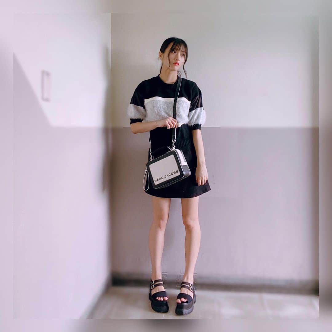 根岸愛のインスタグラム：「💼👜💼 おnewのバッグ👜 肩かけも手持ちもできて良き🥺 モノトーンが好きすぎる🥰 #marcjacobs #marcjacobsbag #bag #fashion #monotone #monochrome  #マークジェイコブス #バッグ #モノトーンコーデ」