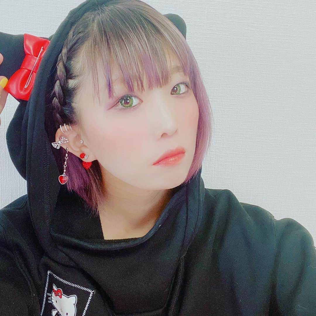 RINGOのインスタグラム：「❤️❤️❤️ コロナで季節が飛んで 気に入ってたのにあんまり着れなかった キティちゃんさんの服😭💦 • リボンの赤とピアスあわせた😚❤️ • #ピアスコーデ #medistore #ボディピアス #トラガス #アウターコンク #ヘリックス #セルフピアッシング」