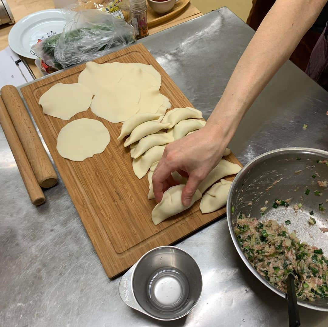 江口恵子（佐久間恵子）さんのインスタグラム写真 - (江口恵子（佐久間恵子）Instagram)「本日のレッスンは 定番家庭料理クラス  焼き餃子 水餃子 卵炒飯 ココナッツプリン  水餃子は 皮から手作り！」6月23日 15時52分 - naturalfoodcooking