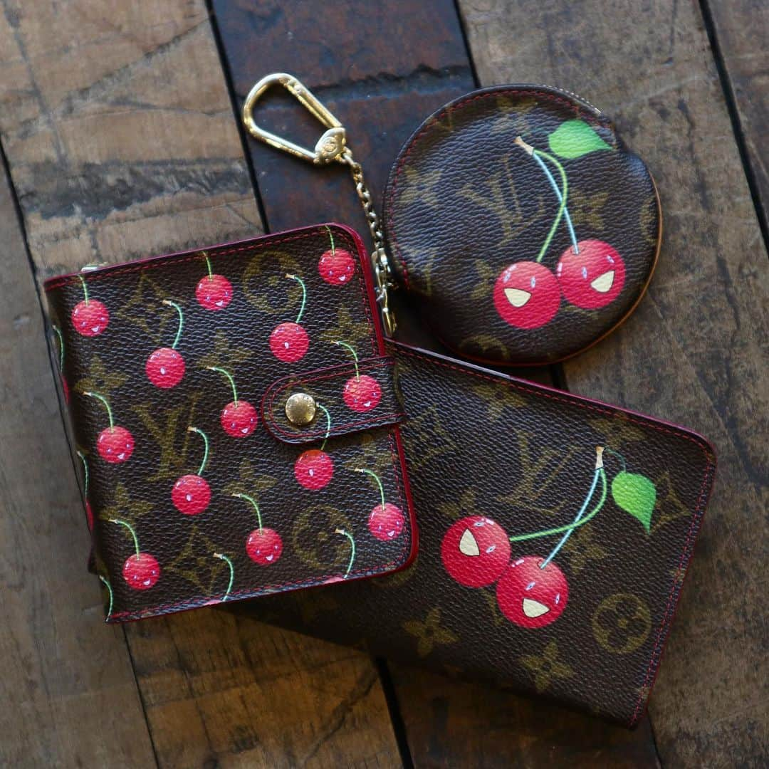 Vintage Brand Boutique AMOREさんのインスタグラム写真 - (Vintage Brand Boutique AMOREInstagram)「Louis Vuitton × Takashi Murakami Cherry Wallets & Coin Case.  Cherry long wallet is available online store. Search for AO20905  Other items are only available at the store but we accept orders by DM. Please DM us if you are interested in the item!  #amoretokyo #amorevintage #amoregentleman #louisvuitton #vintagelouisvuitton #ルイヴィトン #ヴィンテージルイヴィトン #mensfashion #mensfashionpost #mensstyle #menswear #mensbag #mensbags」6月23日 16時02分 - amore_tokyo