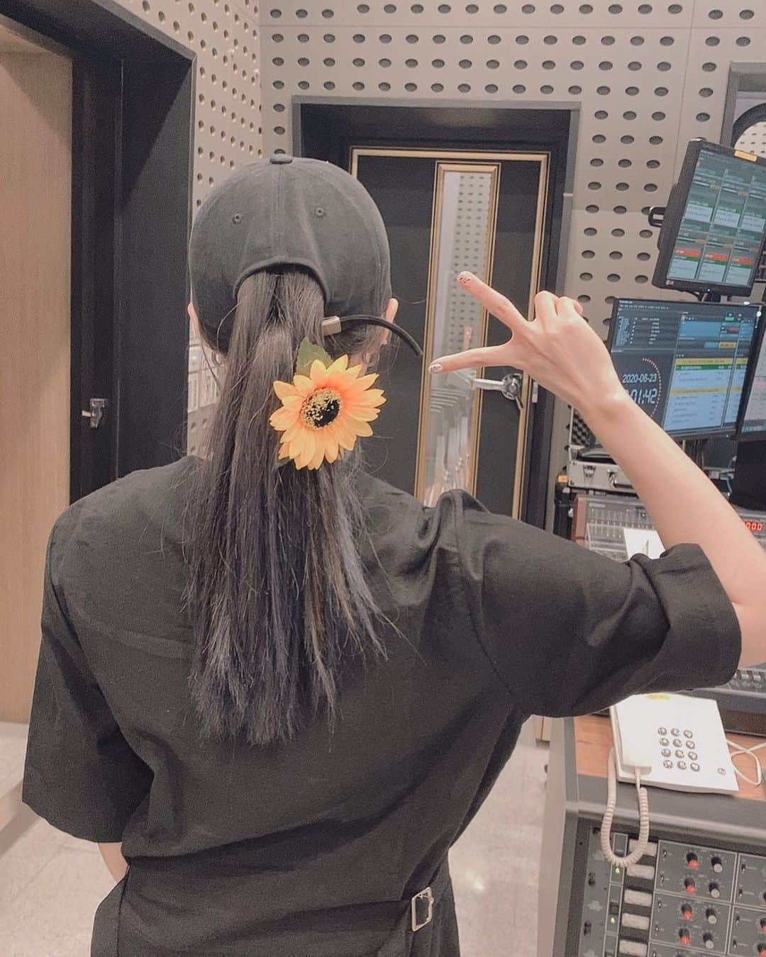 チョン・ウンジのインスタグラム：「이꽃으로말할것같으면somethinglike믕바라기..?🐥」