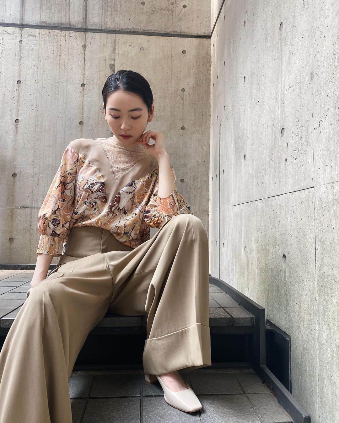 MIDWEST TOKYO WOMENさんのインスタグラム写真 - (MIDWEST TOKYO WOMENInstagram)「. @lautashi ・MIDWEST EXCLUSIVE DEER PRINTED RACE BLOUSE . . #lautashi #rito #20ss #midwest_tw #midwest_official」6月23日 16時01分 - midwest_tw