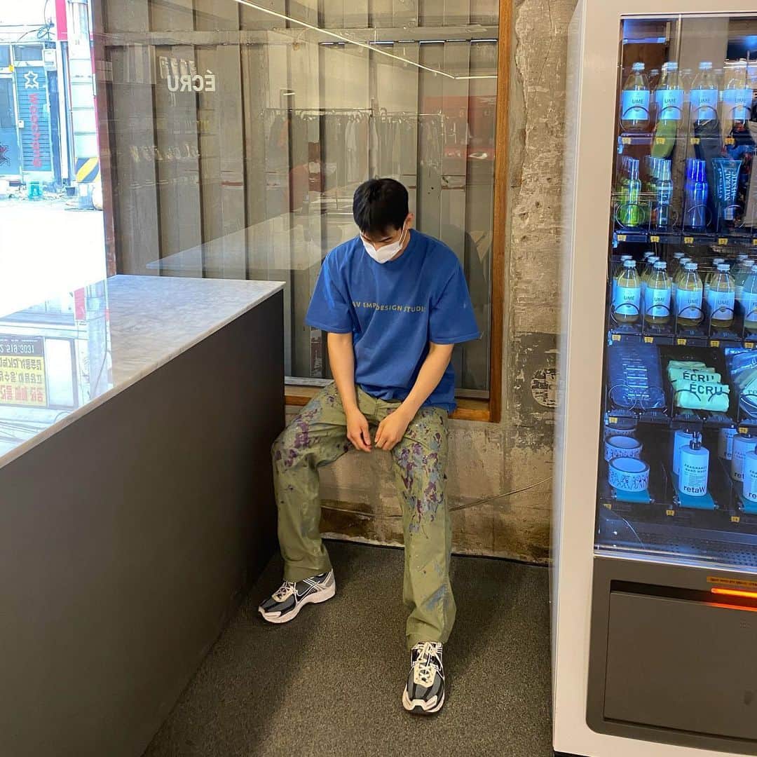 イナチ のインスタグラム：「. Tee:#cavempt  Pants:#needles  VELVETTRUNK」