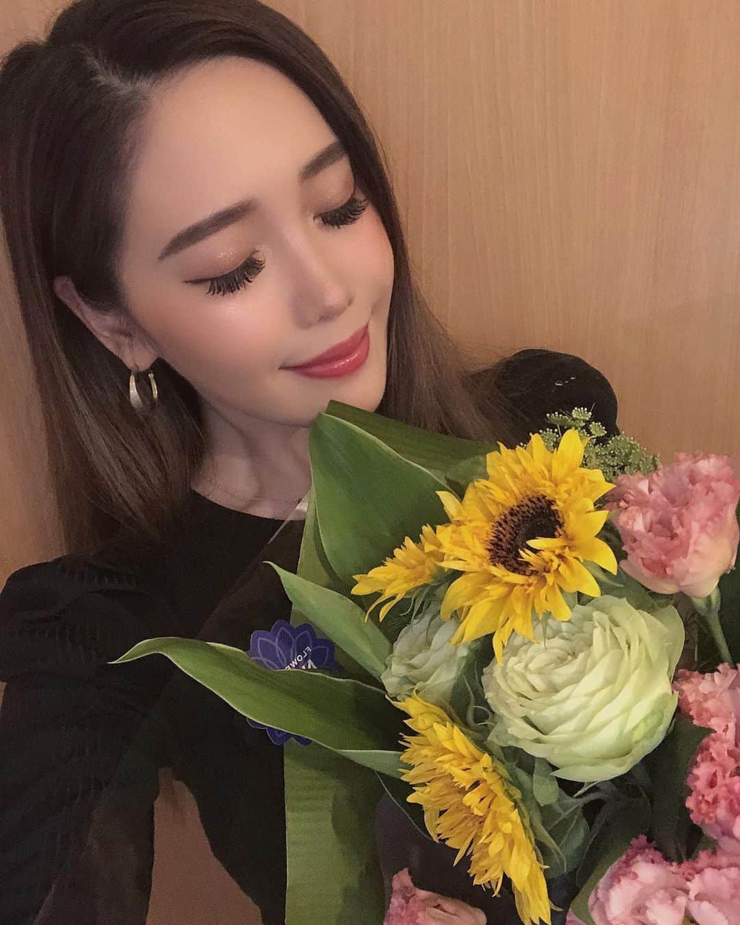 酒井麻里（Juri）さんのインスタグラム写真 - (酒井麻里（Juri）Instagram)「お花ってなぜこんなにも癒しを与えてくれるのか…💓💭✨ * * * #happy #flower #cjjuri #jurixoxoxo #🌻」6月23日 16時04分 - jurixoxoxo