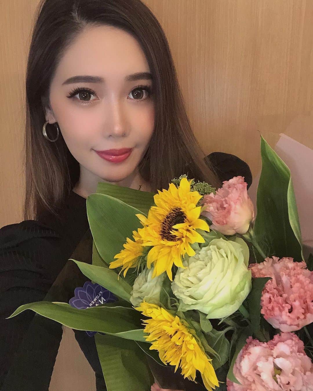 酒井麻里（Juri）さんのインスタグラム写真 - (酒井麻里（Juri）Instagram)「お花ってなぜこんなにも癒しを与えてくれるのか…💓💭✨ * * * #happy #flower #cjjuri #jurixoxoxo #🌻」6月23日 16時04分 - jurixoxoxo
