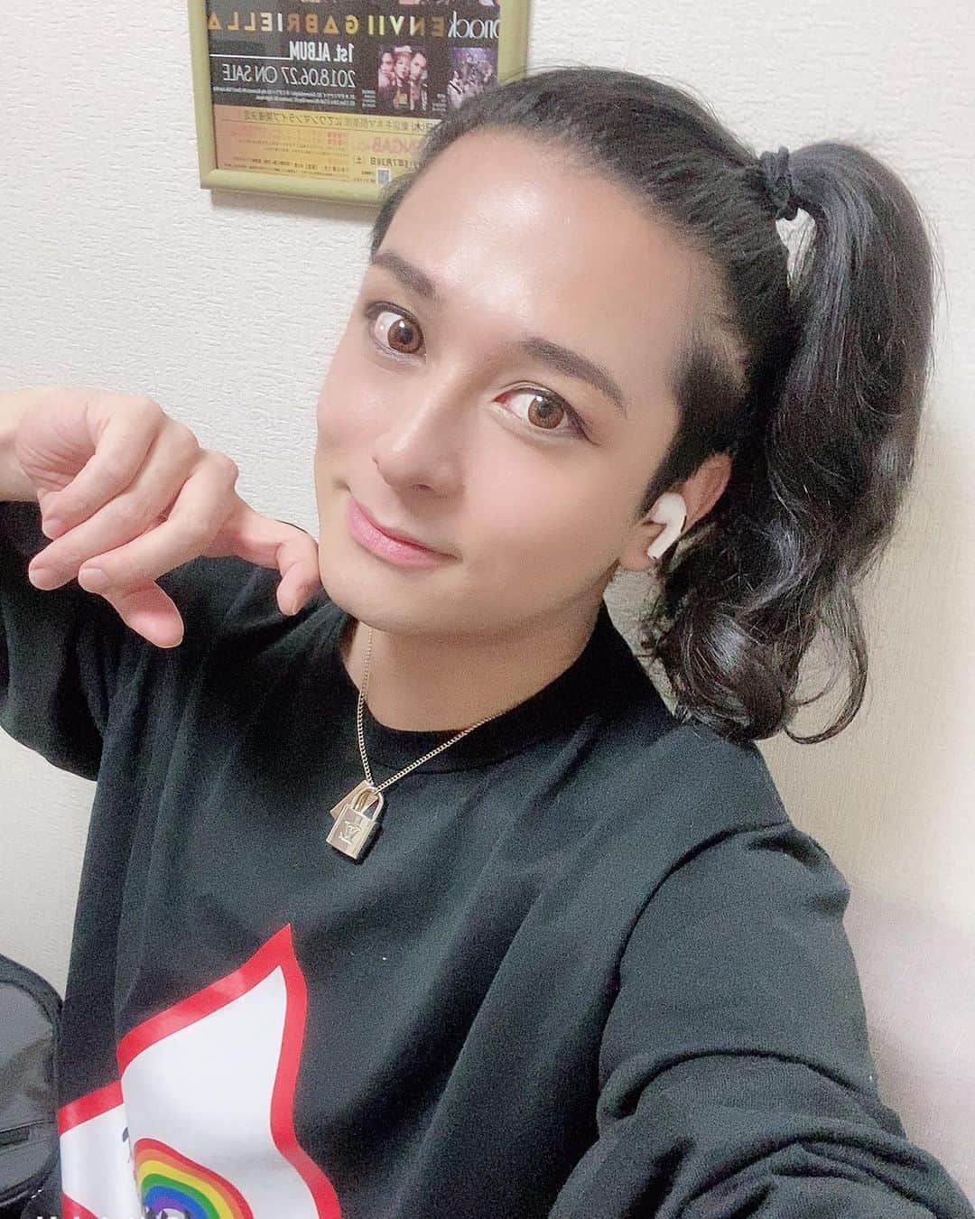 HIDEKiSMのインスタグラム：「ねーおうち時間の写真どんだけあんの。でも載せちゃう💋  てかこの私、すごい盛れてない？え、すごいコンディション良くない？だから撮ったやつ全部載せちゃう。絶対載せちゃう。  とか言ってると、どっかから何か飛んできそうだけど。 でも言っちゃう。 自分で自分、褒めちゃう。 褒めちぎっちゃう！  いえ〜い。  そして聞いてよ奥さん。 私ね。やっと美容院に行けるんですよ！ いつ行こうかいつ行こうかって悩んでたんだけど行っちゃう。ついに行っちゃう！！ 「かゆいとこないですか？」なんて聞かれて「全部！」って言っちゃう！楽しみだな〜  いえ〜い。  そしてついに県外にも行けるようになったね😭 解除になったね😭 東京から地方に行くの…なんかまだ申し訳ない気もするけど。 でも旅行がしたい！ 青い空！白い雲！美しい緑！母なる大地！が見たい！ 大地讃頌歌いたい！ 無駄に道の駅で、ご当地のアイスががあるのにバニラ食べたい！ 無駄に車から窓開けて風浴びながらサングラスおでこに上げて「のどかだなぁ〜」とか言いたい！ 「肉焼けたよ〜」「ありがとう！焼くの次変わるね！」とか言いながら灰まみれのお肉が食べたい！  いえ〜い。  #素敵な夏はもうすぐだ #enviigabriella #hidekism #gay #lgbt #entertainment #オネエ #エンガブ #tokyo #japan  #makeup #youtube #hairstyle #junkymood」