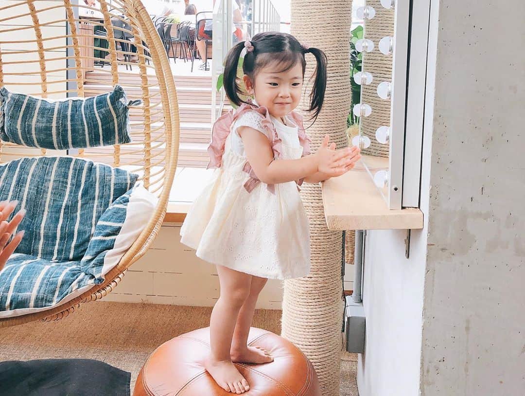 遠近由美子さんのインスタグラム写真 - (遠近由美子Instagram)「ワイキキの大好きなお店heavenly が代官山にオープン😍ハワイを感じられる最高に気持ちの良いお店🏝✨ . . .  個室にある、ゆらゆら椅子と女優ミラーに双子さん達はしばらく夢中で👍✨子連れにはこのインテリアのチョイスもありがたい😆 . .  @ru31024 @shihorin24 のおかげもあってゆっくり寛げちゃいました😋 . @zettoninaken さんのお店の #エッグベネディクトと#チキンライス が大好物😋 . 梅雨のじめじめ気分も一度に吹き飛んだよ🌈✨ * * * . —————- *** .  @zettoninaken さん Thank you always😊🤙✨ . . 最後の2枚は去年の10月 ハワイの @heavenly.hi  双子さんも半年でずいぶん大きくなった☺️ . .  #ハワイの朝食 #代官山カフェ  #幸せごはん #aloha #tokyocafe #子連れランチ東京」6月23日 16時08分 - yumiko_tochika