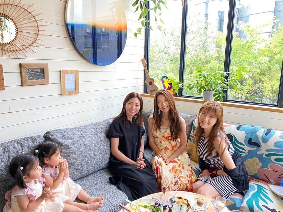 遠近由美子のインスタグラム：「ワイキキの大好きなお店heavenly が代官山にオープン😍ハワイを感じられる最高に気持ちの良いお店🏝✨ . . .  個室にある、ゆらゆら椅子と女優ミラーに双子さん達はしばらく夢中で👍✨子連れにはこのインテリアのチョイスもありがたい😆 . .  @ru31024 @shihorin24 のおかげもあってゆっくり寛げちゃいました😋 . @zettoninaken さんのお店の #エッグベネディクトと#チキンライス が大好物😋 . 梅雨のじめじめ気分も一度に吹き飛んだよ🌈✨ * * * . —————- *** .  @zettoninaken さん Thank you always😊🤙✨ . . 最後の2枚は去年の10月 ハワイの @heavenly.hi  双子さんも半年でずいぶん大きくなった☺️ . .  #ハワイの朝食 #代官山カフェ  #幸せごはん #aloha #tokyocafe #子連れランチ東京」