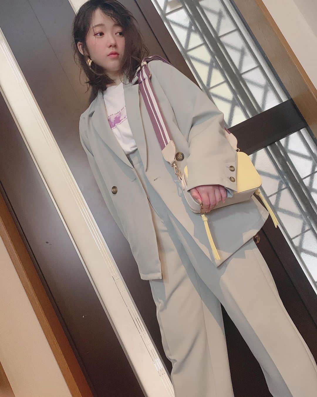 山岸理子のインスタグラム：「* ミントグリーンのセットアップ☺︎ 黄色のバックでアクセントつけました！ ・ ・ ・ ・ #tsubaki_factory #山岸理子 #セットアップ #RayCassin #Tシャツ #LAGUAGEM #outfit  #clothes #くすみカラー」