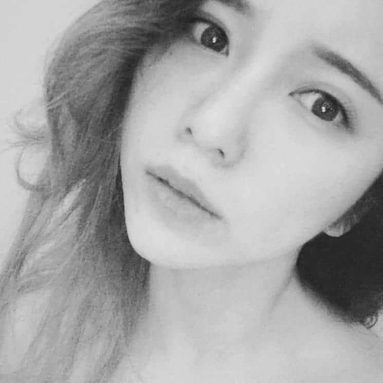 のインスタグラム：「. 頭スッキリ 顎スッキリ 脳脊髄液流すだけで 痩せた？といわれたよ！ 終わった直後。 痛くないから寝そうになる～😳 @parafuse.hachioji.kaede  自律神経も整えられるから自粛期間バランスを崩しちゃった方もおすすめ。 私は頭が柔らかくてストレスフリーの生活が出来てるみたい😳😳 もはや自粛のプロ。笑 #小顔　#小顔矯正」
