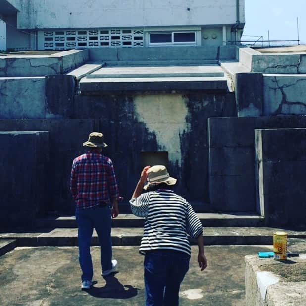 与座よしあきのインスタグラム：「‪今日23日、沖縄は慰霊の日。‬ ‪戦争が終わったとされる日。‬ ‪ご先祖さま大事にしないとね〜。‬ ‪うちのおじいおばあ戦争の話しまったくしなかったけど「打ち上げ花火の音は嫌い」って言ってた。#慰霊の日 ‬」