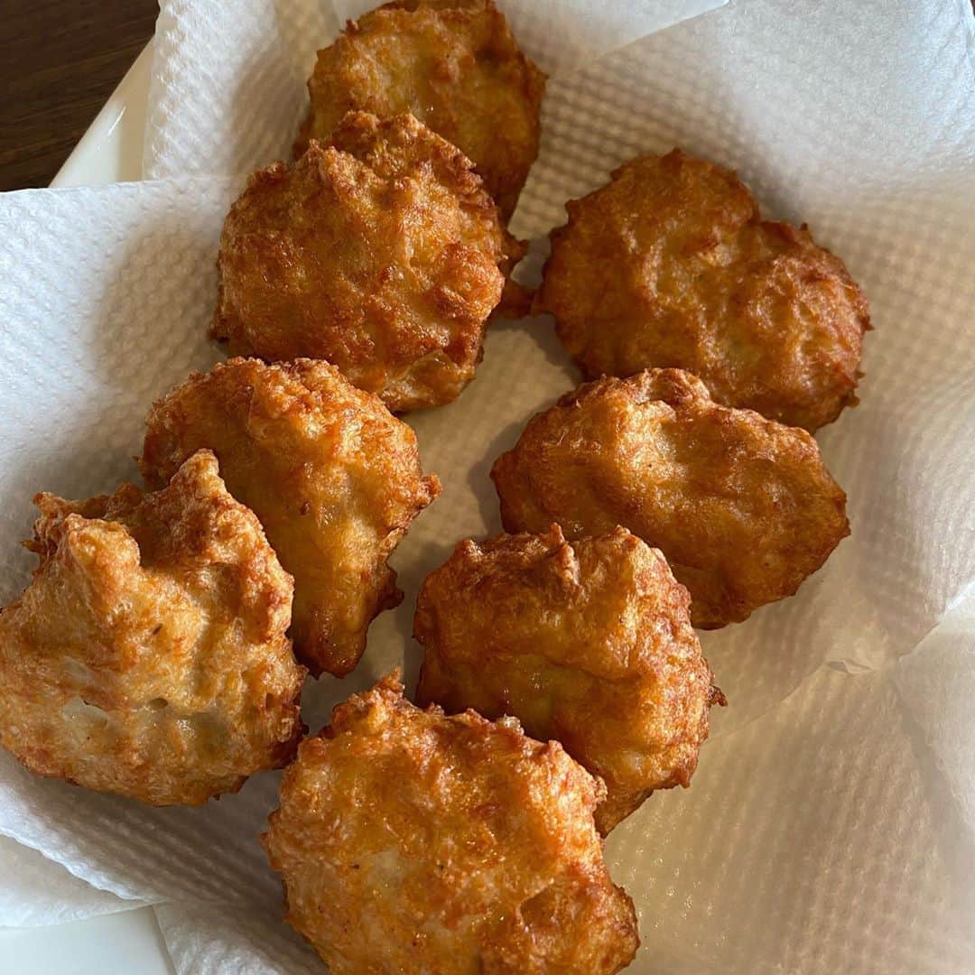 畑野ひろ子さんのインスタグラム写真 - (畑野ひろ子Instagram)「おやつに作ってみたチキンナゲット🍗 @miwanakabayashi のインスタみて気になってだレシピ。  美和ちゃんのレシピ通り、鶏胸肉に卵、醤油、お酒、米粉で作りました。  すっごく美味しくできた😆 美和ちゃん、ありがとー❤️ #お家ご飯 #チキンナゲット」6月23日 16時16分 - hiroko_hatano_