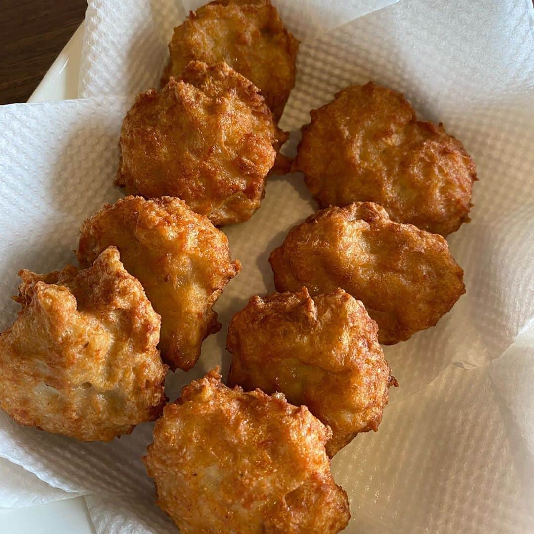 畑野ひろ子のインスタグラム：「おやつに作ってみたチキンナゲット🍗 @miwanakabayashi のインスタみて気になってだレシピ。  美和ちゃんのレシピ通り、鶏胸肉に卵、醤油、お酒、米粉で作りました。  すっごく美味しくできた😆 美和ちゃん、ありがとー❤️ #お家ご飯 #チキンナゲット」
