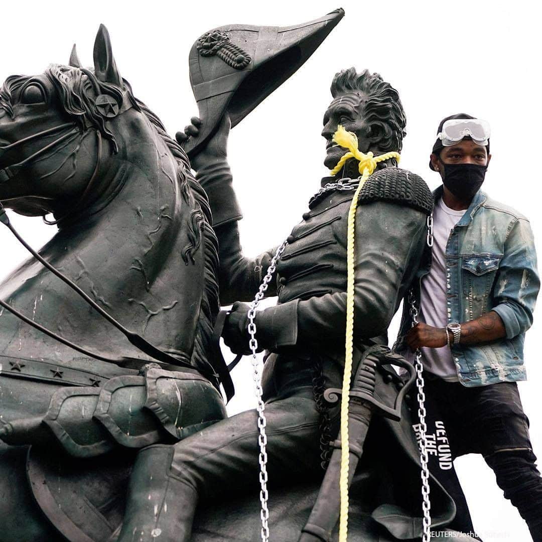 ABC Newsさんのインスタグラム写真 - (ABC NewsInstagram)「A protestor wraps chains and ropes around the statue of U.S. President Andrew Jackson during an attempt by protestors to pull the statue down in the middle of Lafayette Park in front of the White House in Washington, D.C. #georgefloyd #protest #washingtondc」6月23日 16時29分 - abcnews