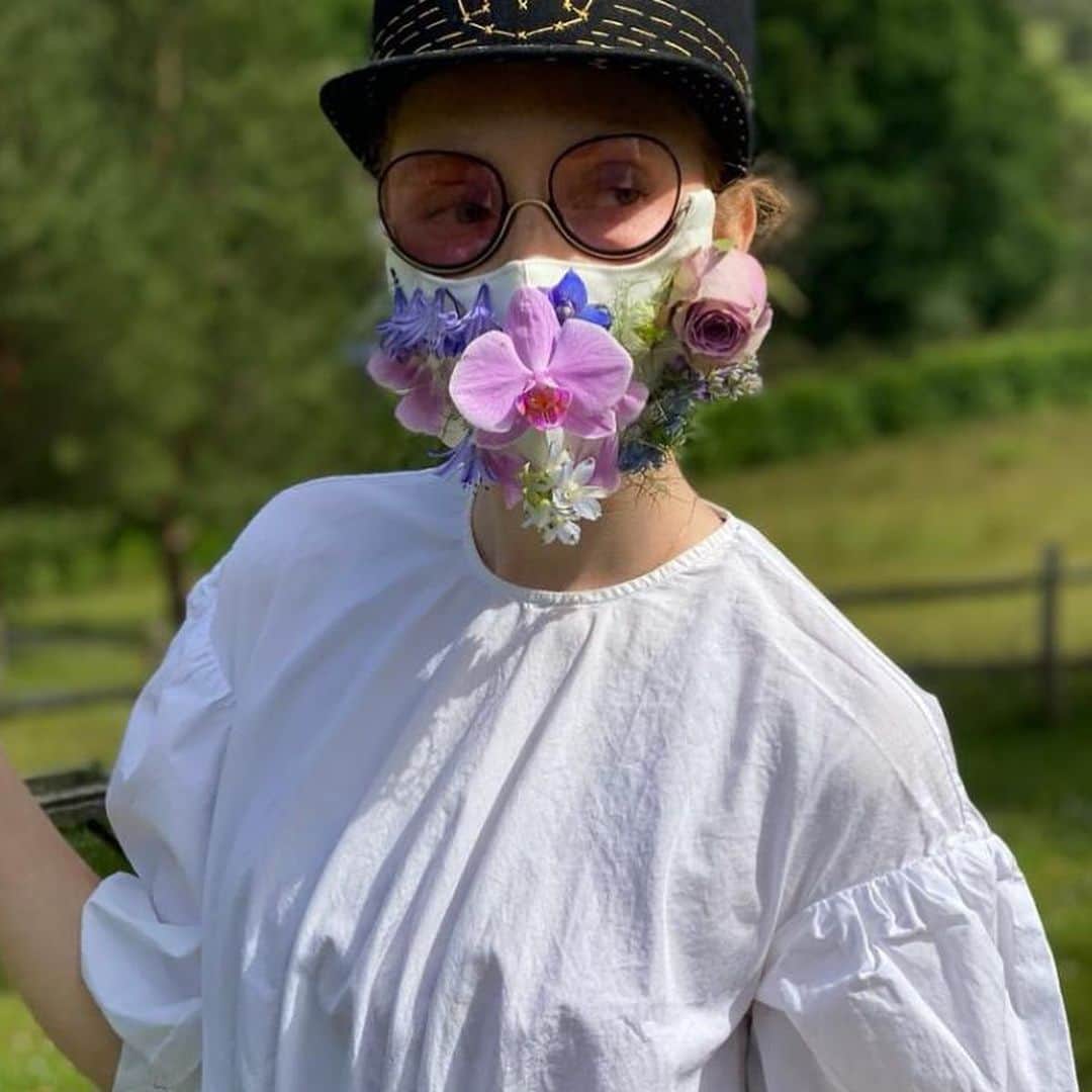 リリー・コールのインスタグラム：「To try & be useful, we (@wiresglasses) have designed face coverings that hang from your glasses instead of your ears. More comfy, less lens fog, and they look good (we humbly feel)...I had fun customising mine 💐 🌷 🌸. . We are hand making them in the UK using organic cotton, African textiles and offcuts, with proceeds supporting our charity partners. . Thank you Simone Rocha for your beautiful white fabric offcuts ~ proceeds from the white masks go to Simone’s charity of choice: Women’s Aid. . Swipe to see some of the collection. 🤍🤍🤍🤍 To find out more visit @wiresglasses or wiresmasked.com 🧡🤍🧡」