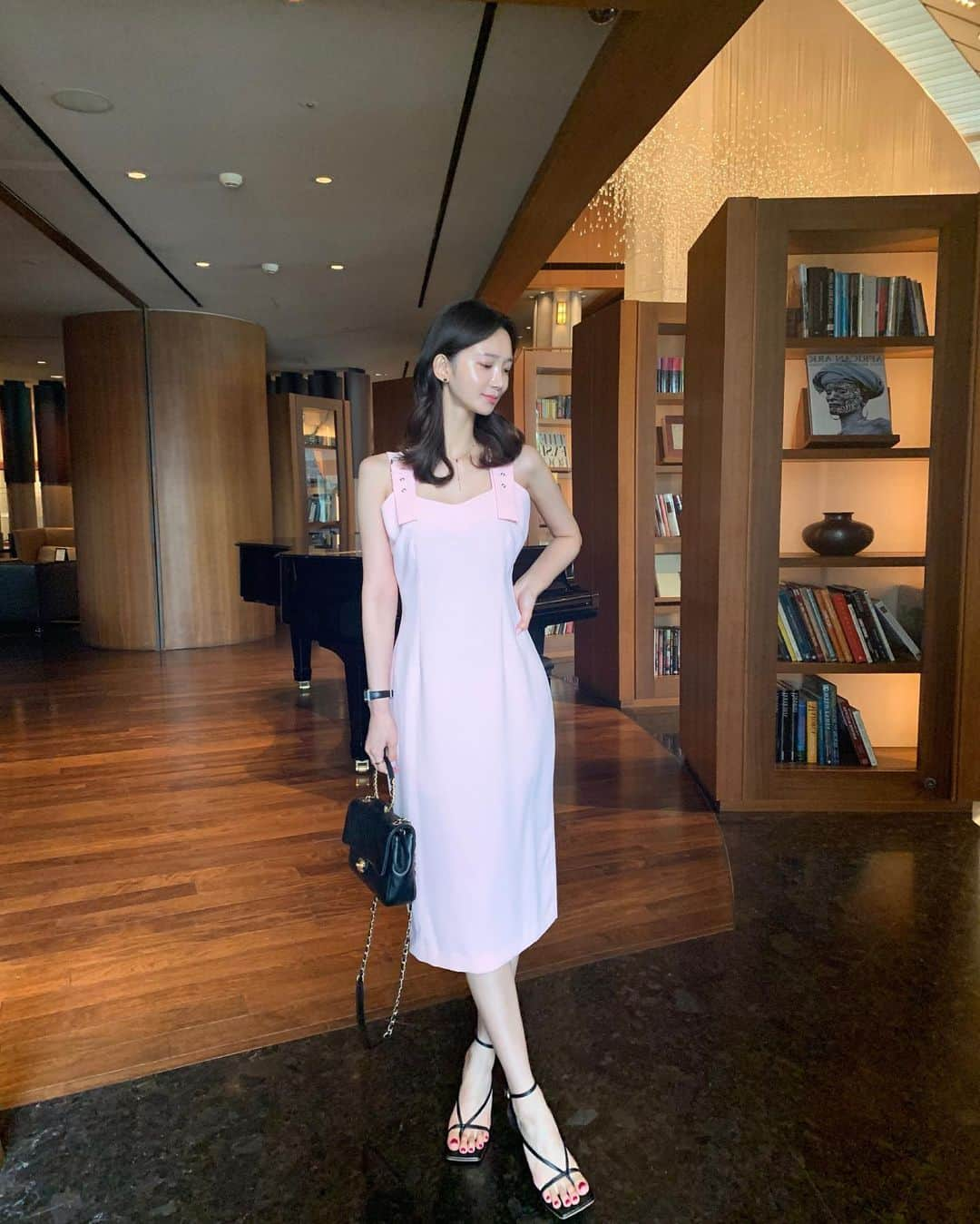 キム・ミニさんのインスタグラム写真 - (キム・ミニInstagram)「Mr.dress  제 아이디 태그해서 후기 올려주시는 분들 사이트에 모아서 올려둘게요 ❤️ 첫 출시 이후 3년이 지난 지금도  변함없이 콜라병몸매로 만들어주는  마법같은 원피스에요.  한가지 옷을 이렇게  꾸준히 보여드리는 것도 참 드문데, 새로운 색상을 하나씩 추가하며 고르는 재미도 더 생기고 어느새 고객들과도 추억이 깃든 옷으로 자리잡혔어요. 👗  저는 아주아주 옛날 단발시절부터  중단발 벗어나는 시기의 거지존 머리일때도 그리고 지금도 여름마다 늘 미스터드레스와 함께이고 여전히 제일 아끼는 옷이에요 🙊  모든 색상이 다 예뻐서 단 한장도 포기할 수 없는 옷. 저만큼 아껴주시고  저보다 훨씬 예쁘게 입어주시는 우리 고객들 누구보다 최고에요 👍🏻 이거 입을때가 다들 제일 빛나보여요. 🙆🏻‍♀️❤️ #고객후기」6月23日 16時28分 - mimiwor