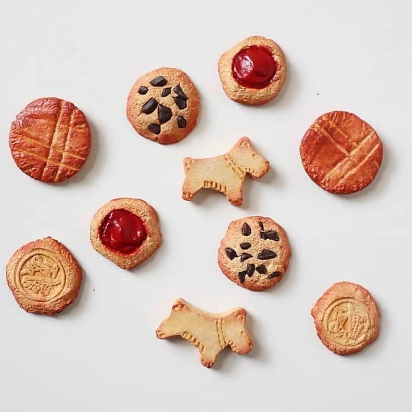 板橋よしえさんのインスタグラム写真 - (板橋よしえInstagram)「おもちゃのクッキー屋さん @macosbakery のかわいいかわいいクッキー🍪 お店屋さんごっこが大好きな娘。 最近はお気に入りのこのクッキーたちを並べて 「おいしいクッキーありますよー！いかがですかー？」とクッキー屋さんしてくれます☺️❣️」6月23日 16時43分 - candy_yoshie