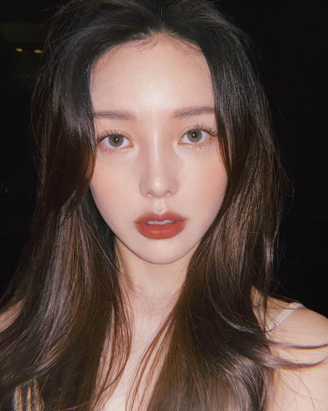 ポニーのインスタグラム：「#유료광고 #제품협찬 그 해 컬러 트렌드를 이끌어온 입생로랑 뷰티에서 2020년 NEW 트렌드 컬렉션인 #밀크티컬렉션 을 출시했어요🤍 ⠀ 저는 새틴 타입의 #루쥬쀠르꾸뛰르139호 #베이지크림 을 사용해봤어요.말린 장밋빛 컬러에 모카 베이지 컬러를 살짝 섞은 듯한  MLBB 계열의 컬러인데요. 누구에게나 잘 어울리는 로즈 빛 누드 컬러로 데일리 하게 바르기 정말 좋은 색이에요!  #입생로랑뷰티 #입생로랑립스틱 #누드립 #인텐스누드」