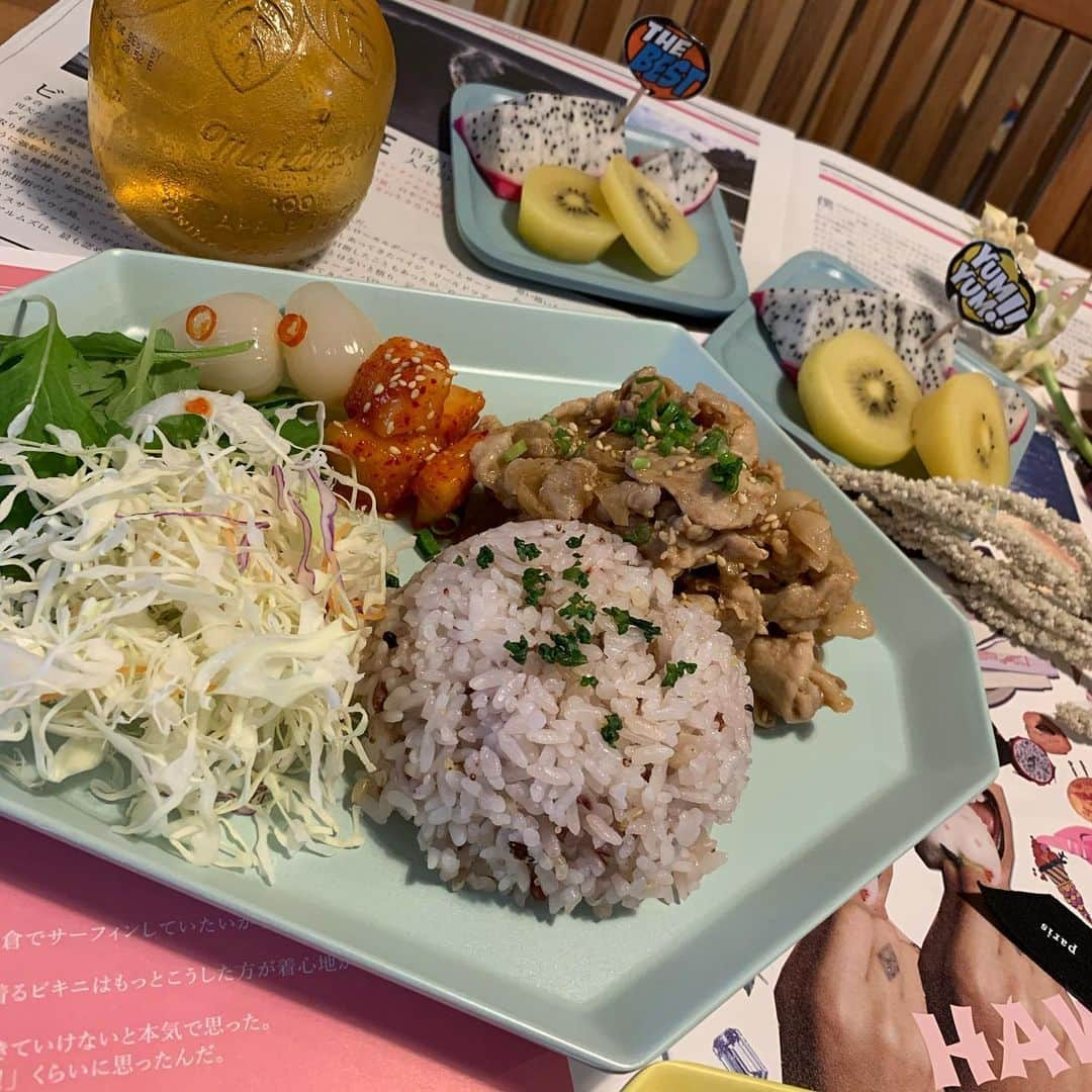 NANAさんのインスタグラム写真 - (NANAInstagram)「今日はポップなjkうけしそうな生姜焼き定食☺️ ☆ 久しぶりゆっくりマルコと早めの夕飯😊やっぱり生姜焼きってほんっと美味しいよね😋👍栄養満点だし💪 ☆ ドラゴンフルーツはこのまま食べるよりアサイーにのせたり、フルーツポンチとかに入れた方が美味しい！ ☆ このプレート皿可愛くない？😍 @hinatalife  のなんだけど一目惚れだよ🤩全色集めたい🙋🏽‍♀️めちゃくちゃ可愛い😊またハイライトにshopのURL貼っておくね！ ☆ 割れないしほんっと可愛い！やっぱりパステルカラーって元気になるね😆 ☆ お花もドライにしようと思って💐パイナップル🍍のドライ楽しみだなぁ…🤔💬 ☆ #hinatalife#ひなたライフ#ひなたライフスタイル#pr#生姜焼き#foodie#おうちカフェ#food#homemade#instafood#手料理#foodphoto#テーブルコーディネート#時短レシピ#暮らしを楽しむ #fooddaily#foodpic#foodstagram#おうちごはん#暮らし#dinner#foodporm#vscofood#japanesefood#foodstyling#料理写真#夕飯#ワンプレート#愛情ご飯#nanasrecipe」6月23日 16時57分 - nana1977hs