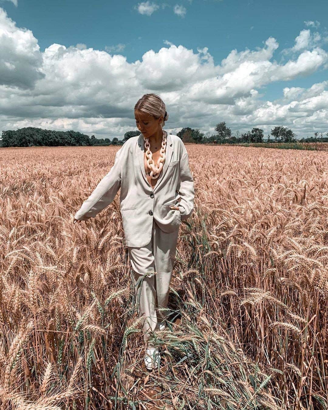 アメリカンビンテージのインスタグラム：「Off the beaten track. Nalaste blazer and pants set. 📸 @noholita #Americanvintage #SS20 #womenswear」