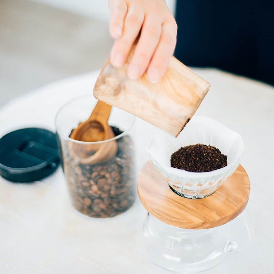 UCC上島珈琲さんのインスタグラム写真 - (UCC上島珈琲Instagram)「.﻿ ＼ @hario_official さんのコーヒー器具「セラミックコーヒーミル・ウッド」のご紹介✨／﻿ ﻿ セラミックとオリーブウッドを組み合わせた「セラミックコーヒーミル・ウッド」をご紹介します☕﻿ ﻿ セラミックコーヒーミル・ウッドはボディにオリーブウッドとセラミックを採用し、インテリアとしても存在感のある美しい曲線が特徴的😍﻿ ﻿ セラミック製の臼を使用することで、摩擦熱が発生しにくく、熱によるコーヒー粉へのダメージを防いでくれるんです👏﻿ 持っているだけでテンションの上がる、オシャレなコーヒー器具ですね🌼💕﻿ ﻿ 詳しくは「セラミックコーヒーミル・ウッド」で検索してね🎵﻿ ﻿ #セラミックコーヒーミルウッド﻿ #コーヒーミル﻿ #セラミックコーヒーミル﻿ #オリーブウッド﻿ #コーヒー器具﻿ #木のぬくもり﻿ #インテリア﻿ #おしゃれ﻿ #お気に入りアイテム﻿ #シンプル﻿ #ハンドミル﻿ #便利アイテム﻿ #家淹れコーヒー﻿ #コーヒー﻿ #コーヒーブレイク﻿ #コーヒータイム﻿ #コーヒーのある暮らし﻿ #コーヒー好きな人と繋がりたい﻿ #コーヒー大好き﻿ #コーヒー豆﻿ #コーヒー部﻿ #coffee﻿ #coffeetime﻿ #coffeelover﻿ #coffeegram﻿ #coffeestyle﻿ #ucc﻿ #ucc上島珈琲﻿ #uccコーヒー」6月23日 17時00分 - uccueshimacoffee