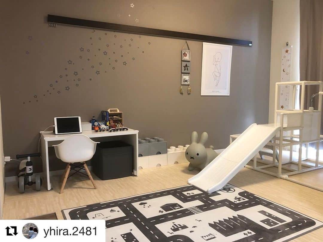 ［賃貸住宅シャーメゾン］のインスタグラム：「@yhira.2481 さんのお部屋には、お子さんが大好きな遊具やアイテムがいっぱい❗️それでいてすっきりとした印象なのは、モノトーンを中心にまとめられているからですね💡 . アクセントクロスの色味にマッチしているのもgood💕子どもも大人も心地よく過ごせそうな素敵なキッズルームです🍀 . #repost #実例 #シャーメゾン #シャーメゾンのお部屋 #積水ハウス #インテリア #スタイリング #シンプル #ラグジュアリー #リビング #アクセントクロス #子ども部屋 #styling #simple #relax #luxuary #interiordesign #livingroom #homedecor #livestagrammer #roomclip #instahome #kidsroominterior」