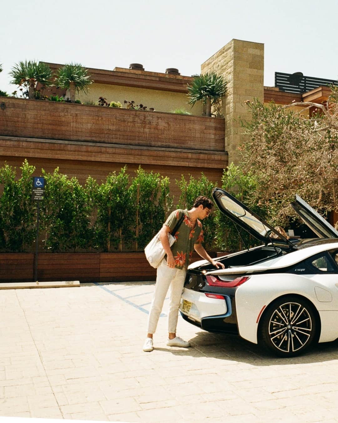 BMWのインスタグラム：「Open for an epic ride? The BMW i8 Coupé.#THEi8 #BMW #BMWi8 #BMWi @captainbarto @bmwgroupculture @sohohousedesign __ BMW i8 Coupé: Energy consumption in kWh/100 km (combined): 14.0. Fuel consumption in l/100 km (combined): 1.8. CO2 emissions in g/km (combined): 42.  Further information: www.bmw.com/disclaimer. Acceleration (0-100 km/h): 4.4 s. Power: 275 kW, 374 hp, 570 Nm. Top speed (limited): 250 km/h.」