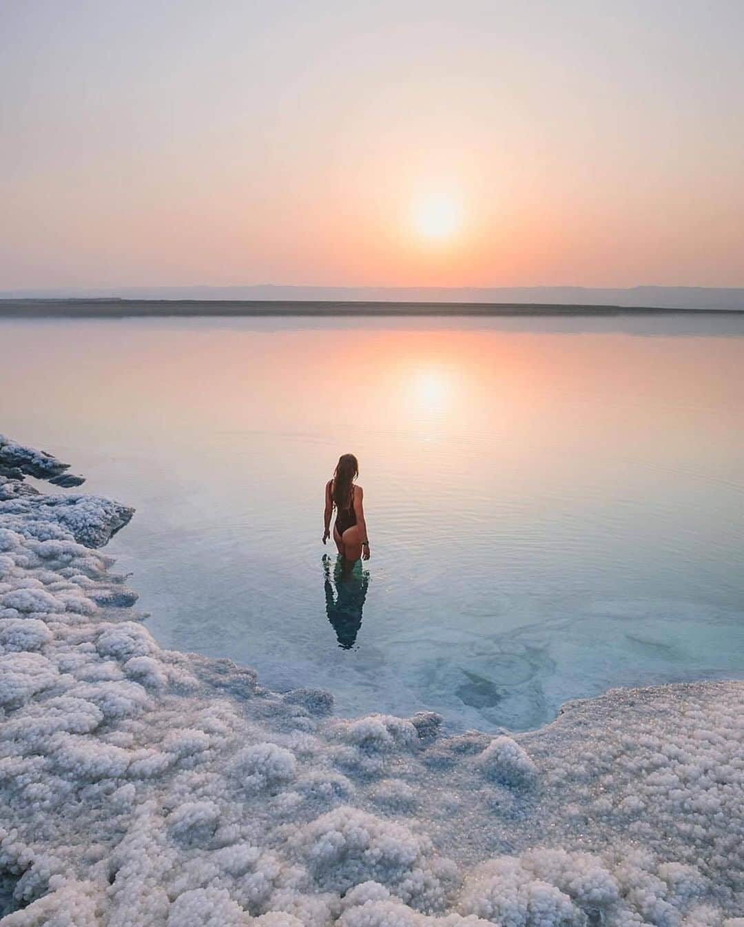 Discover Earthさんのインスタグラム写真 - (Discover EarthInstagram)「🇮🇱 #discoverisrael with @chelseakauai : "Dreamy moon or sunset swims? - Watching the full moon rise the other night somehow sparked me to re-imagine one of my favorite shots from the Dead Sea into a night photo.  This is why I love and am endlessly fascinated by the power of editing. You can give the same scene to ten people and have completely different takes on it. You can give the same scene to yourself a few months later and have something completely new too. Photo by @robstrok 🌝✨"」6月23日 17時00分 - discoverearth