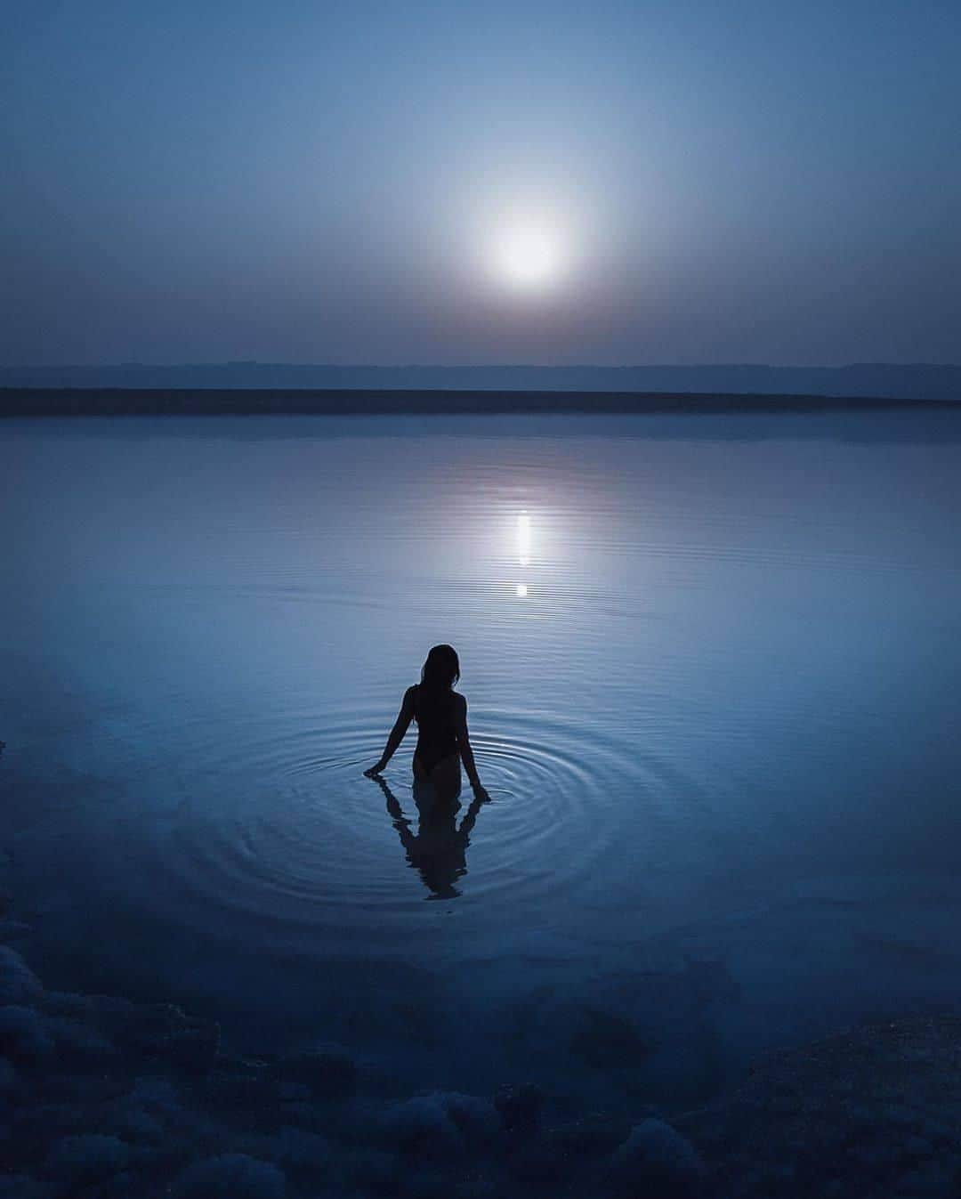 Discover Earthさんのインスタグラム写真 - (Discover EarthInstagram)「🇮🇱 #discoverisrael with @chelseakauai : "Dreamy moon or sunset swims? - Watching the full moon rise the other night somehow sparked me to re-imagine one of my favorite shots from the Dead Sea into a night photo.  This is why I love and am endlessly fascinated by the power of editing. You can give the same scene to ten people and have completely different takes on it. You can give the same scene to yourself a few months later and have something completely new too. Photo by @robstrok 🌝✨"」6月23日 17時00分 - discoverearth