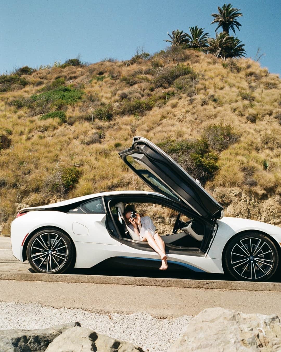 BMWのインスタグラム：「Have you found what you're looking for?The BMW i8 Coupé.#THEi8 #BMW #BMWi8 #BMWi @captainbarto @bmwgroupculture @sohohouse __ _ BMW i8 Coupé: Energy consumption in kWh/100 km (combined): 14.0. Fuel consumption in l/100 km (combined): 1.8. CO2 emissions in g/km (combined): 42.  Further information: www.bmw.com/disclaimer. Acceleration (0-100 km/h): 4.4 s. Power: 275 kW, 374 hp, 570 Nm. Top speed (limited): 250 km/h.」
