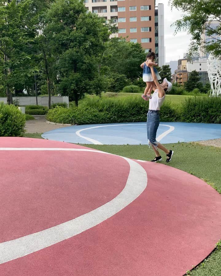 &mのインスタグラム：「おもいのよこぶたちゃん🐷🥳 #1y8m」