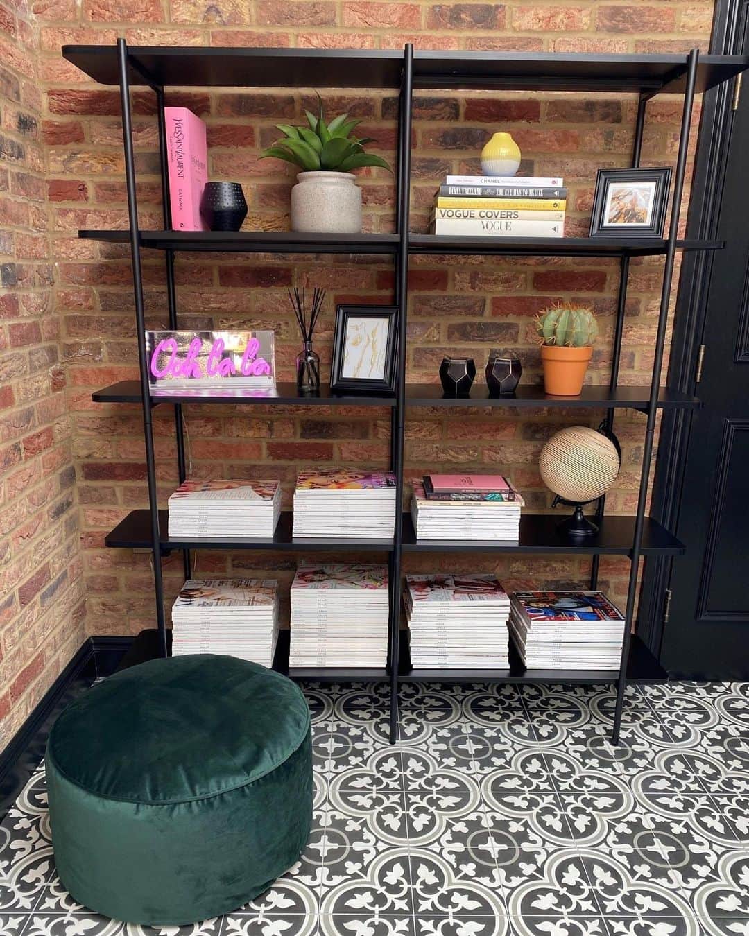 Nextさんのインスタグラム写真 - (NextInstagram)「📸 @emmarosestyle updated her office with the Carter Shelf and we LOVE the industrial chic look she has created 👌 Tap to shop 🔎 Shelf: 462-426 Plant: 694-195 Velvet Pouffe: 600-832 Cactus: 453-897 Neon Light: 422-891 Globe: 944-590 Glass Candle: 954-483 #nexthome」6月23日 17時06分 - nextofficial